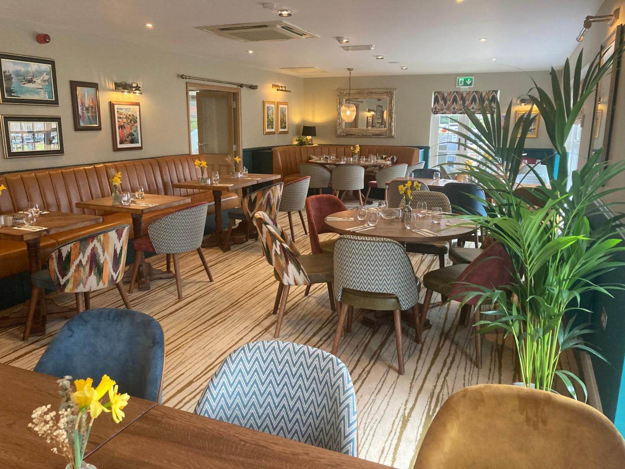 The Britannia Inn & Waves Restaurant 세인트오스틀 외부 사진